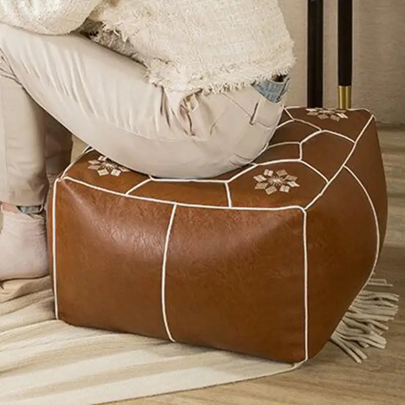 Pouf carré cuir marron servant de repose-pieds élégant