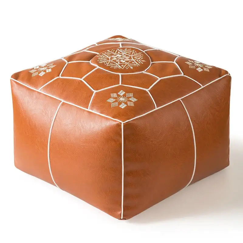 Pouf carré cuir marron en situation d’usage dans un intérieur moderne