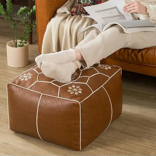 Pouf carré cuir marron décoré de motifs brodés traditionnels