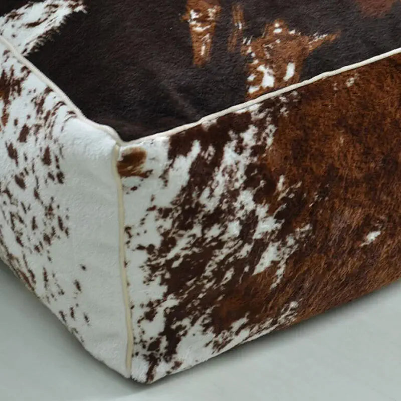 Pouf carré imitation vache offrant une assise confortable
