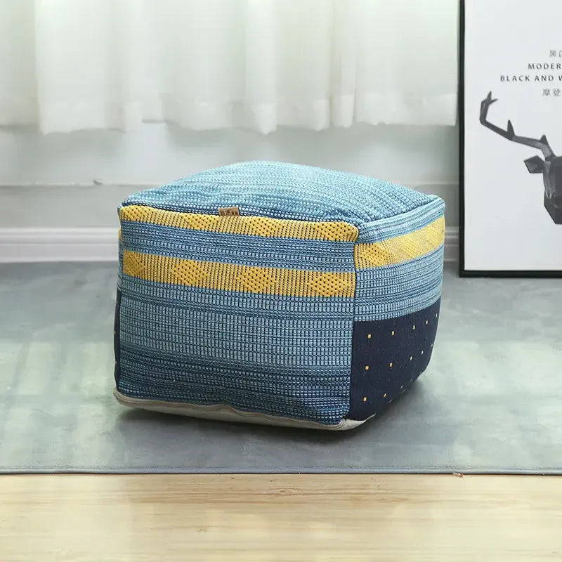Pouf carré marocain Atlas Bleu Nuit en tissu brodé dans un salon moderne