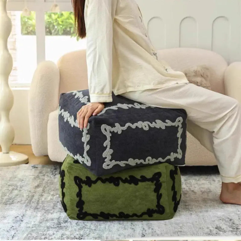 Pouf carré Sésame Nocturne utilisé comme assise confortable