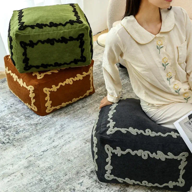 Pouf carré Sésame Nocturne utilisé comme assise confortable