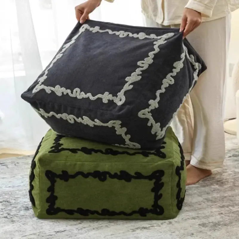 Pouf carré Sésame Nocturne en tissu brodé facilement déplaçable
