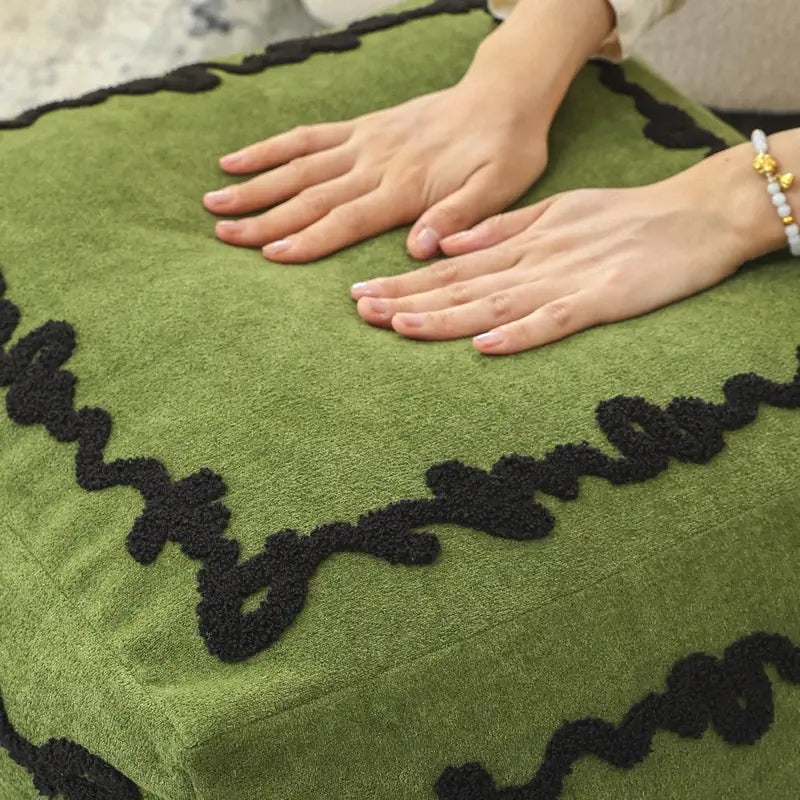 Détail de la broderie en relief du Pouf carré Sésame Sauge