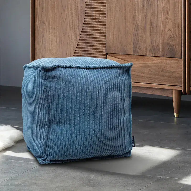 Pouf carré bleu rempli et prêt à l’usage