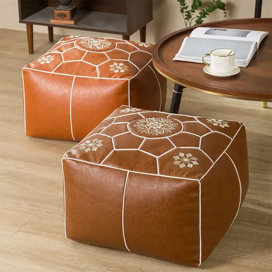 Pouf carré cuir marron artisanal avec design moderne et couture contrastée