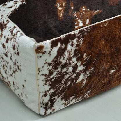 Pouf carré imitation vache offrant une assise confortable