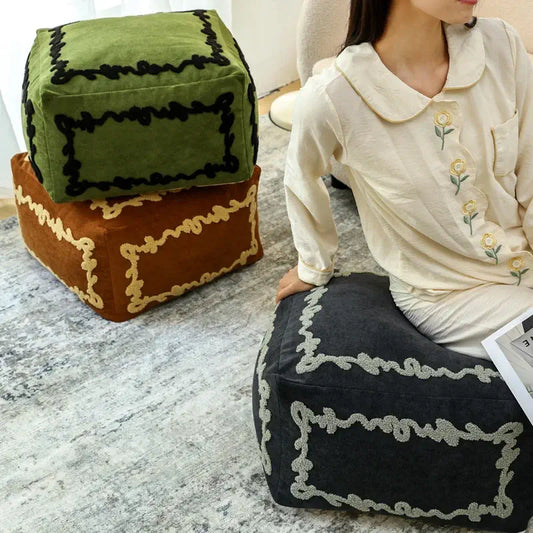 Pouf carré Sésame Nocturne utilisé comme assise confortable